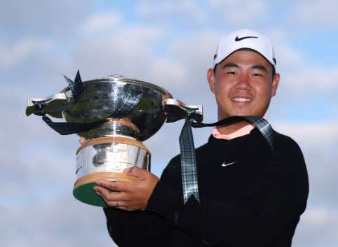 PGA 투어 우승 트로피를 든 김주형 프로